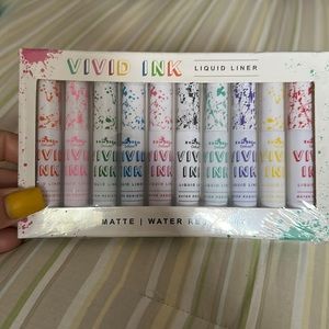 Very pigmented eye liner